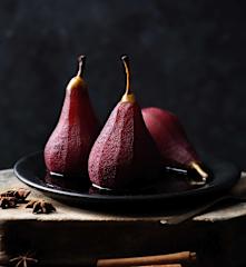 Pomalu vařené hrušky na červeném víně