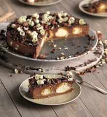 Tarta de flan de chocolate con profiteroles