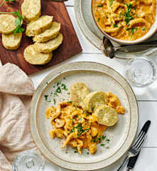Käse-Serviettenknödel mit Gyros-Pilz-Eintopf