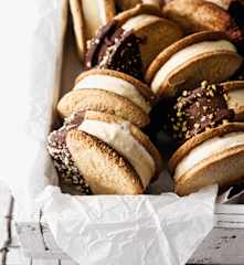 Sándwiches de galletas con helado de vainilla