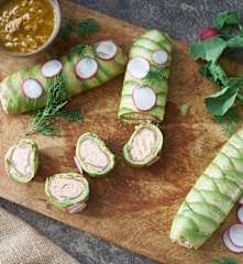 Arrollado de salmón en aguacate