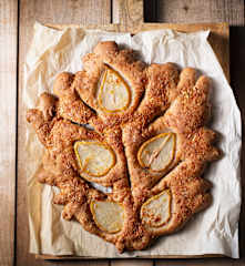 Fougasse con pera, parmesano y nuez