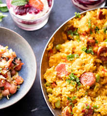 Menu: Paella, salada pipirrana e mousse de chocolate com calda de frutos silvestres