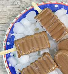 Picolé de mandioca e chocolate