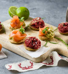 Blinis de espelta con puré de aguacate y hummus de remolacha