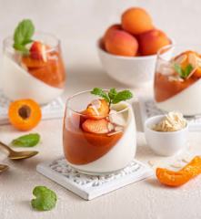 Jogurtowa panna cotta z sosem morelowym