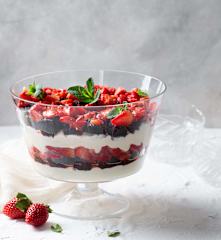 Triffle de chocolate, crema de queso y fresas