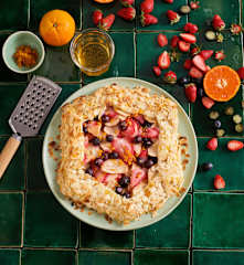 Galete de amêndoa com fruta de primavera