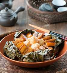 Samcan Babi Kukus dalam Daun Teratai