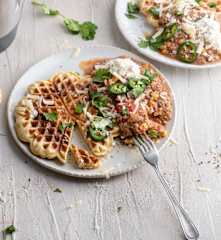 玉米格子鬆餅佐番茄辣肉醬