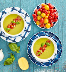 Crema di zucchine con dadolata di pomodori