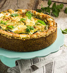 Brennnessel-Cheesecake mit Spargel