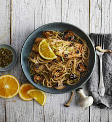 Spaghetti integrali con salmone all'arancia e funghi