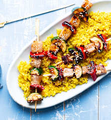 Brochetas de pez espada al teriyaki con arroz al curry