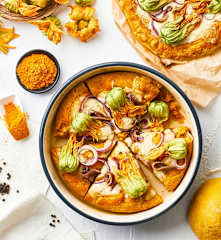 Pizza alla curcuma con acciughe, fiori di zucca e cipolle