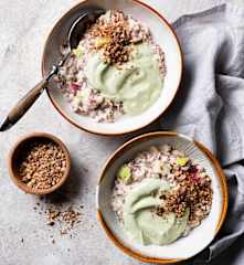 Porridge pommes, graines de lin et matcha