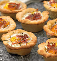 Tartaletas de huevo y jamón crudo
