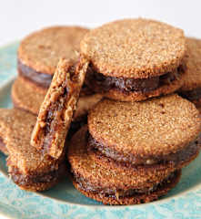 Alfajorcitos de cajú y coco rallado, rellenos de dátiles