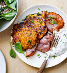 Rösti de patates douces, bacon grillé et sauce aux herbes