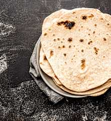 Bases: Tortillas y condimento para fajitas.