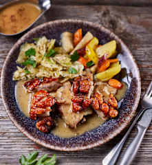 Haxen mit Wurzelgemüse, Bayrisch Kraut und Sauce