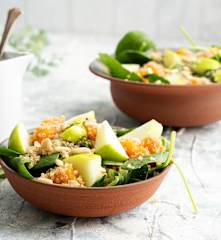 Salada de batata-doce com maçã, espinafres e quinoa