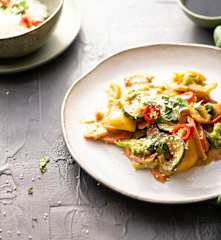 Sauté de légumes et sauce aux cacahuètes