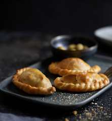 Empanadas di pollo e peperoni