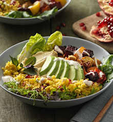 Avocado Hummus Bowl mit Granatapfel-Couscous