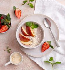 Truskawkowe smoothie bowl z kokosem i nektarynką