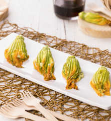 Fiori di zucchina ripieni con speck e provola