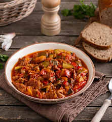 Wegańskie leczo z kurkami