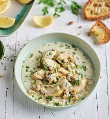 Puerros en salsa de nata con mejillones y berberechos al vapor