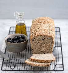Chleb żytnio-pszenny z oliwkami i bazylią