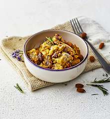 Spezzatino di vitello alle mandorle e pinoli