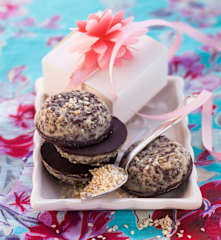 Sesampralinen mit Pumpernickel