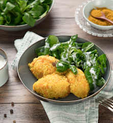 Karotten-Curry-Hirse mit Vogerlsalat und Buttermilch-Feta-Dressing