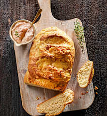 Ψωμί με λιαστές ντομάτες και θυμάρι