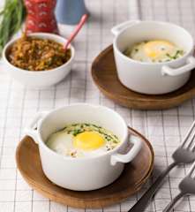 Uova in cocotte in salsa saporita