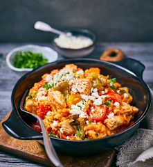 Mediterrane Reispfanne mit Pute