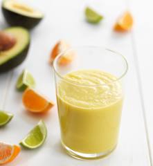 Smoothie de abacate, laranja e lima