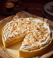 Weintorte mit Äpfeln und Zimtsahne