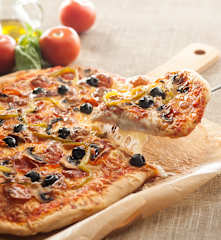 Pizza pepperoni z pieczarkami