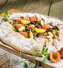 Mürbteiggalette mit Steinobst und Pistaziencreme