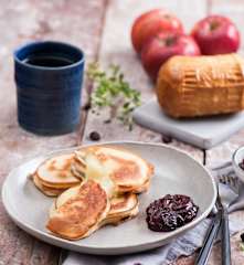 Wytrawne racuszki z oscypkiem z galaretką z suszonej żurawiny