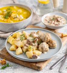 Zupa kalafiorowa; Pulpety z sosem kurkowym i kopytkami