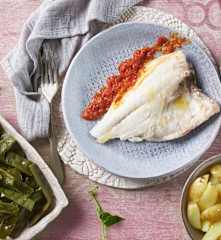 Menú para dos: Dorada con patatas. Judías verdes y salsa de tomate