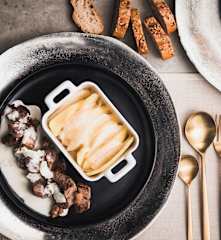 Sauté d'agneau, gratin poires-pommes de terre et sauce au parmesan