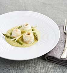 Rolinhos de linguado, puré de aipo e espargos