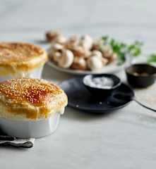 Kurczak z pieczarkami zapiekany pod ciastem francuskim